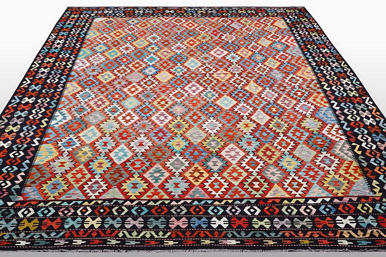A Kelim carpet, c. 398 x 311 cm.