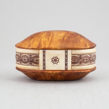 Esse Poggats, a Sami burr birch and reindeer horn box, signed and dated 77.