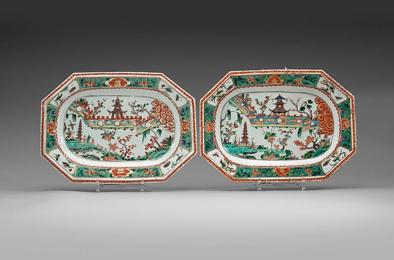 A pair of famille vert 'pie-crust' serving dishes. Qing dynasty, Kangxi (1662-1722).