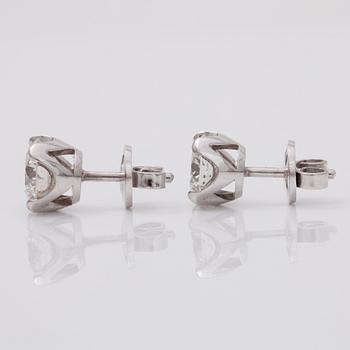 A pair of brilliant-cut diamond, 1.58 and 1.52 ct, earrings. Quality H/SI1 according to IGI cert.