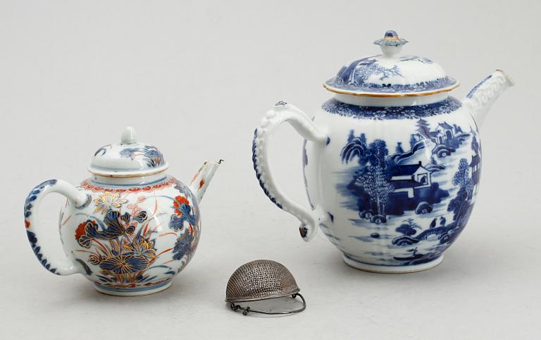 TEKANNOR, 2 st, porslin, Kina, 1700-tal. Samt TESIL, silver, Birmingham 1901.