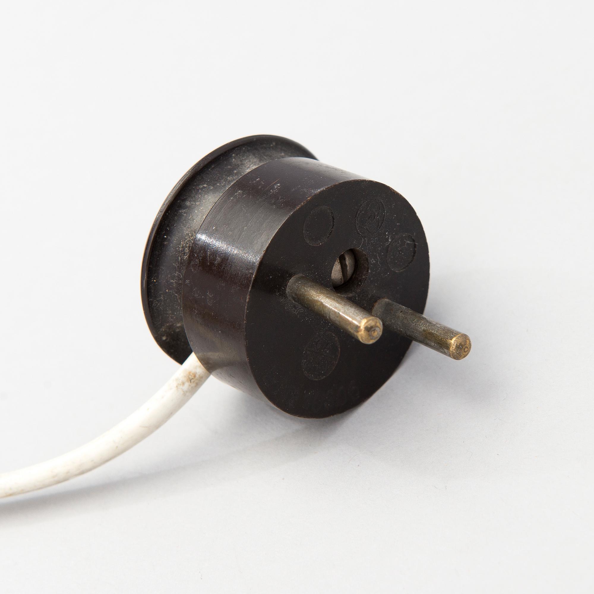 PAAVO TYNELL, PÖYTÄVALAISIN, malli 5066, Taito Oy, 1940-luku.