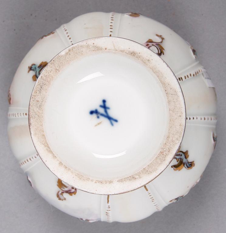 SKÅL MED LOCK, porslin, nyrokoko, Meissen, sent 1800-tal.