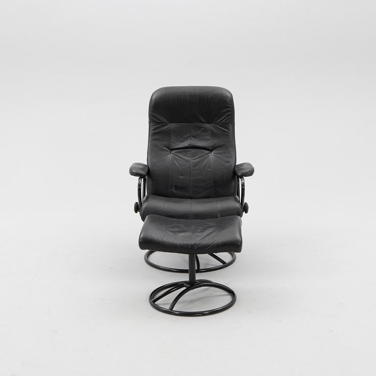 Fåtölj med fotpall "Stressless" Ekornes möbler 1900-talets senare del.