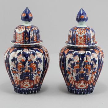 LOCKURNOR, ett par, porslin, Japan 1800/1900-tal.