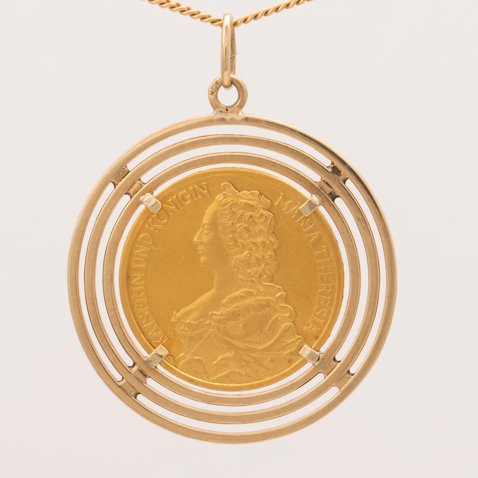 Halsband guld med hänge av mynt Maria Theresia.