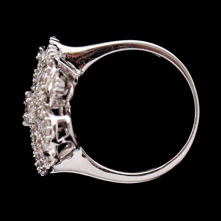 RING, 18 k vitguld, baguett- och briljantslipade diamanter tot 0.99 ct.