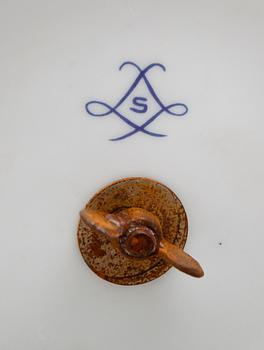 LOCKURNOR, 1 par, porslin, Sévresliknande märke, 1900-talets andra hälft.