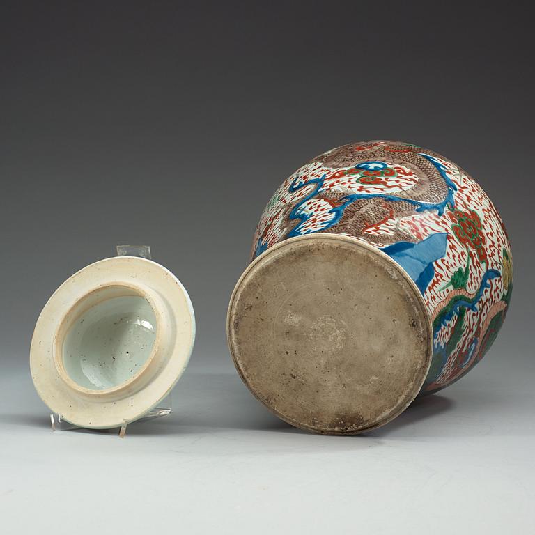 A large Transitional wucai jar with cover, 17th Century.