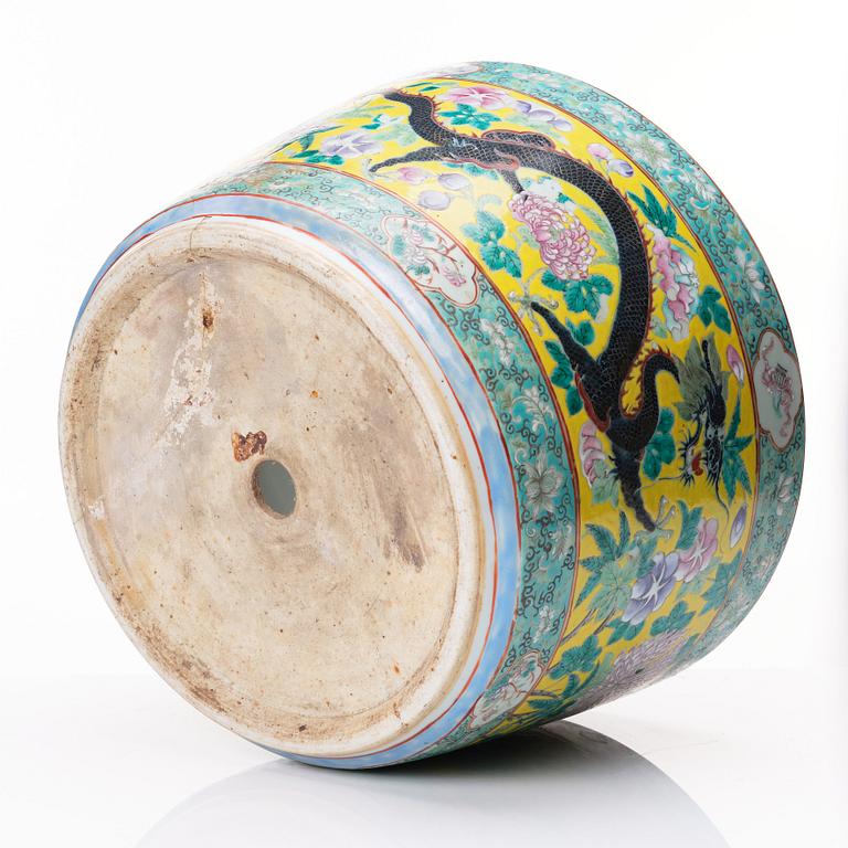 A large enamelled four clawed dragon flower pot, Qing dynasty, circa 1900.