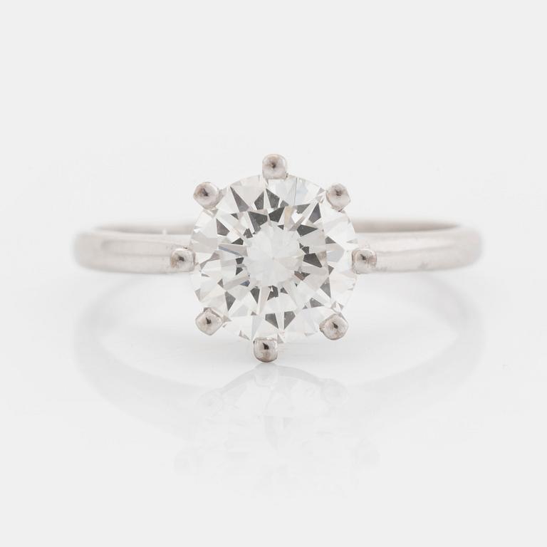 An 18K white gold ring set with a round brilliant-cut diamond.