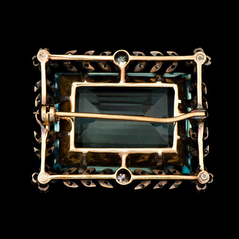 A BROOCH, facetted aquamarine, old and rose cut diamonds, 14K gold, silver.