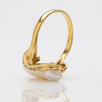 18K gold ring with pearl and diamonds.