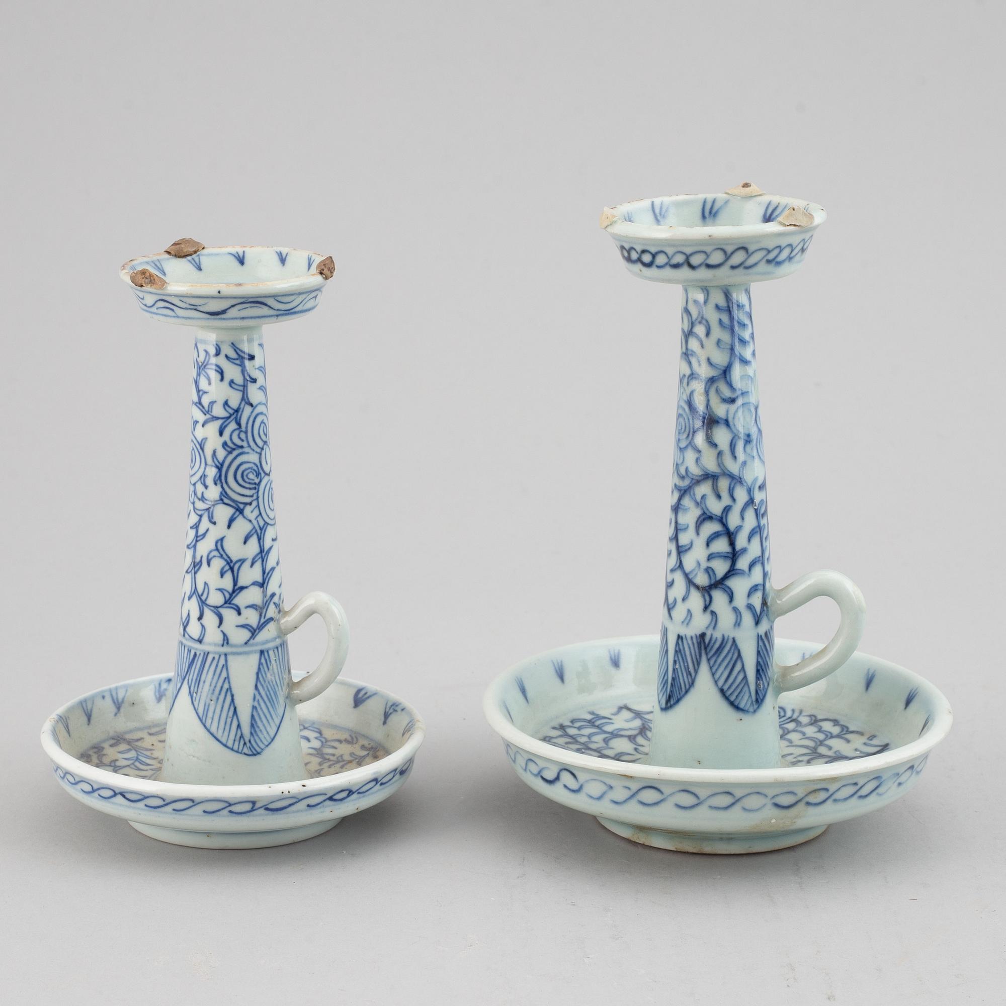 PARTI FÖREMÅL, 2 st, brons samt LJUSSSTAKAR, ett par, porslin. bl.a. Qingdynastin samt 1900-tal.