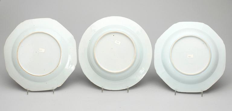 TALLRIKAR, 3 st, porslin, Qing dynastin, 1700-tal.