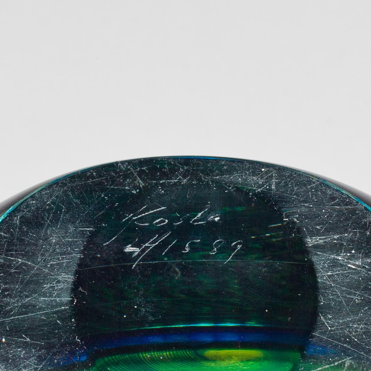 VAS, glas, Vicke Lindstrand, Kosta, signerad LH 1589.