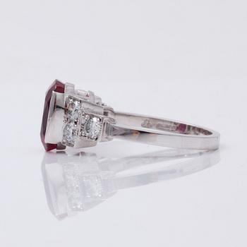 Ring with an unheated ruby, 3.56 cts, and brilliant-cut diamonds. Certificate from GCS.