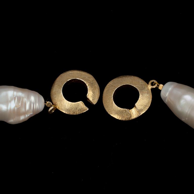 PÄRLCOLLIER, barocka sötvattenspärlor. Låset förgyllt silver. 1900-talets slut.