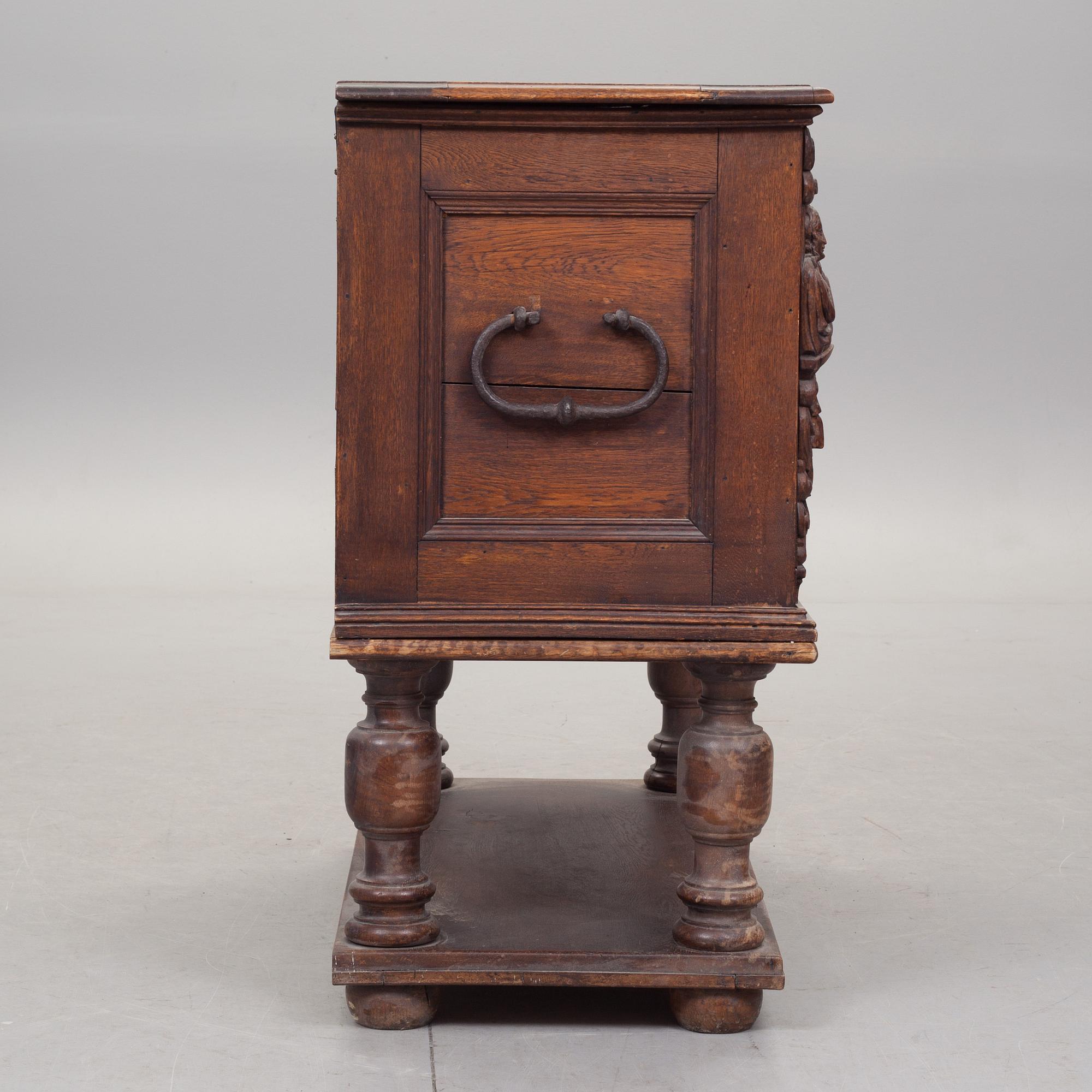 KISTA PÅ BENSTÄLLNING, barockstil. 1800/1900-tal.