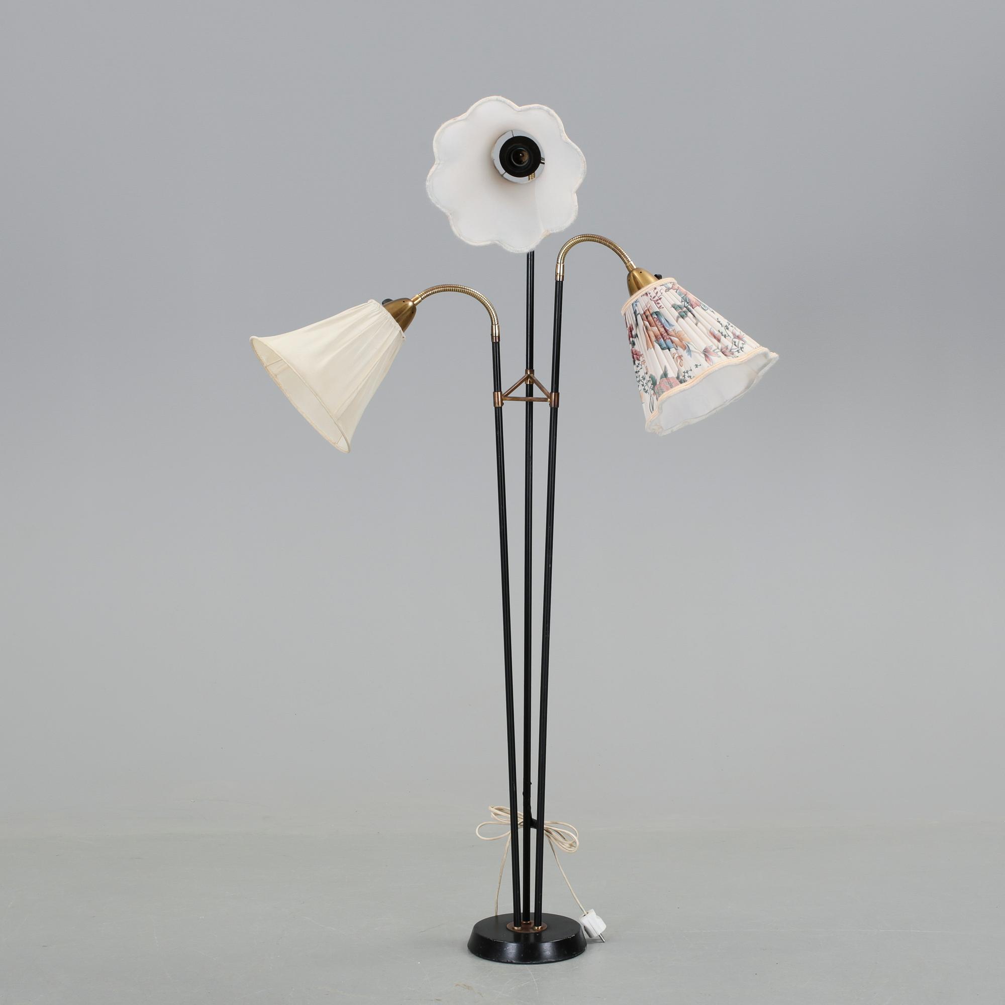 GOLVLAMPA, svartlackerat stål och mässing, 1950-tal.