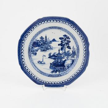 54 dinner service pieces, blue and white porcelain, Qing Dynasti, China, 18th/19th century.