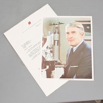 WERNHER VON BRAUN (1912-1977), fototryck med egenhändig namnteckning.