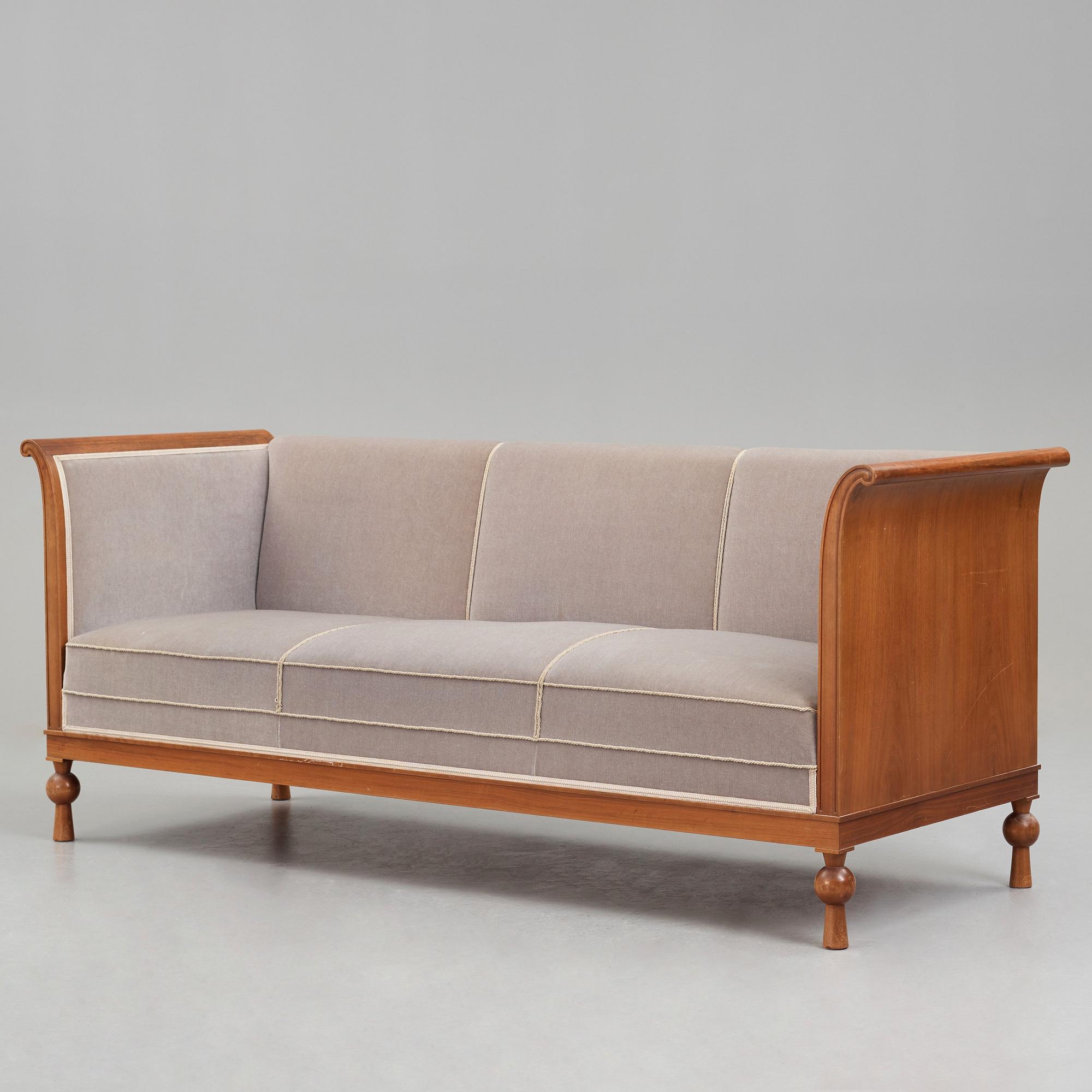 Swedish Grace, soffa, 1920-30-tal, enligt uppgift vinst i Stockholm Stads hantverkslotteri 1920-tal.