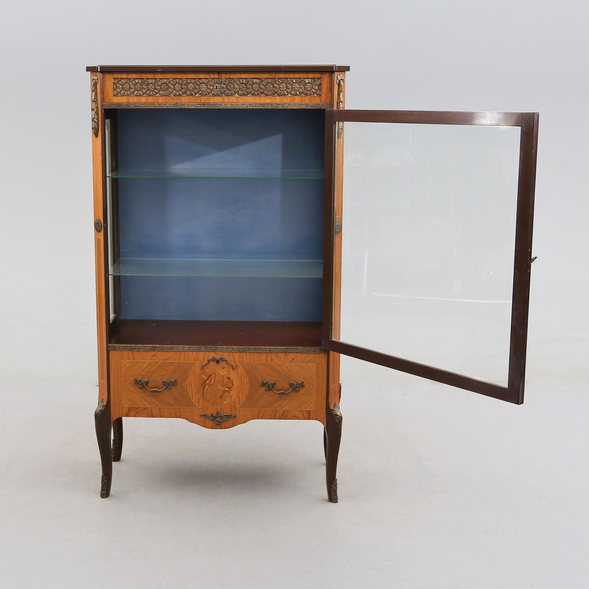 VITRINSKÅP, 1900-talets mitt.