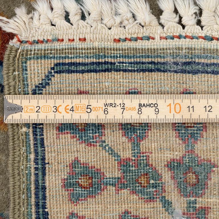 Matta, antik "PETAG" Täbris, Norvästra Iran, signerad, ca 386 x 295 cm.