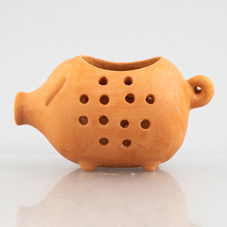 Lisa Larson, ljusstakar, 6 st, ljuslykta samt salt- och pepparströare, stengods och majolika, bl.a. Höganäs.