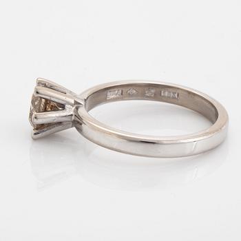 Brown brilliant-cut diamond ring.