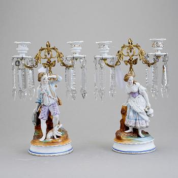 KANDELABRAR, ett par, biskviporslin, 1800-talets mitt.