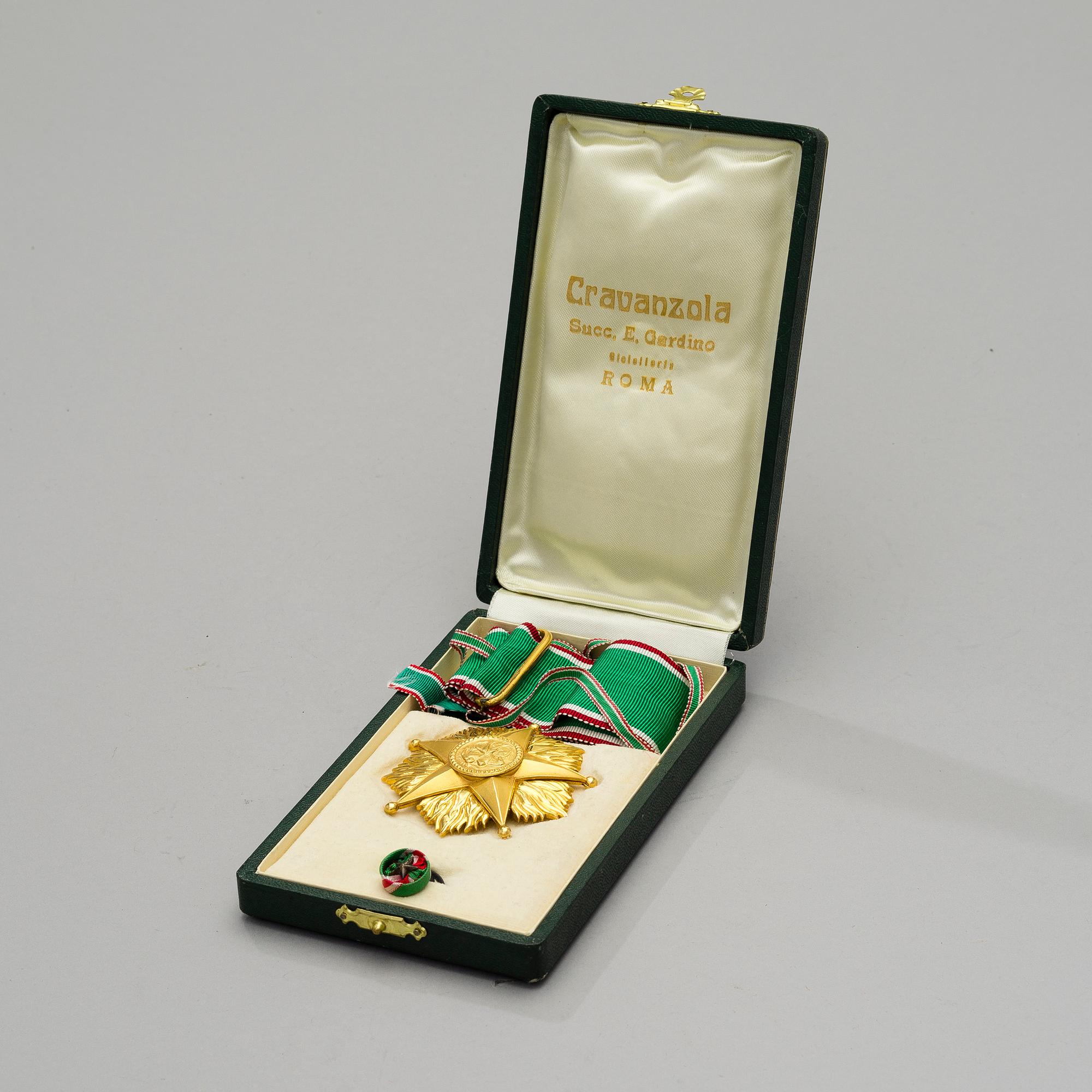 ITALIALAINEN KUNNIAMERKKI, 3 osaa, "Ordine della Stella della Solidarietà italiana". Myönnetty 1948.