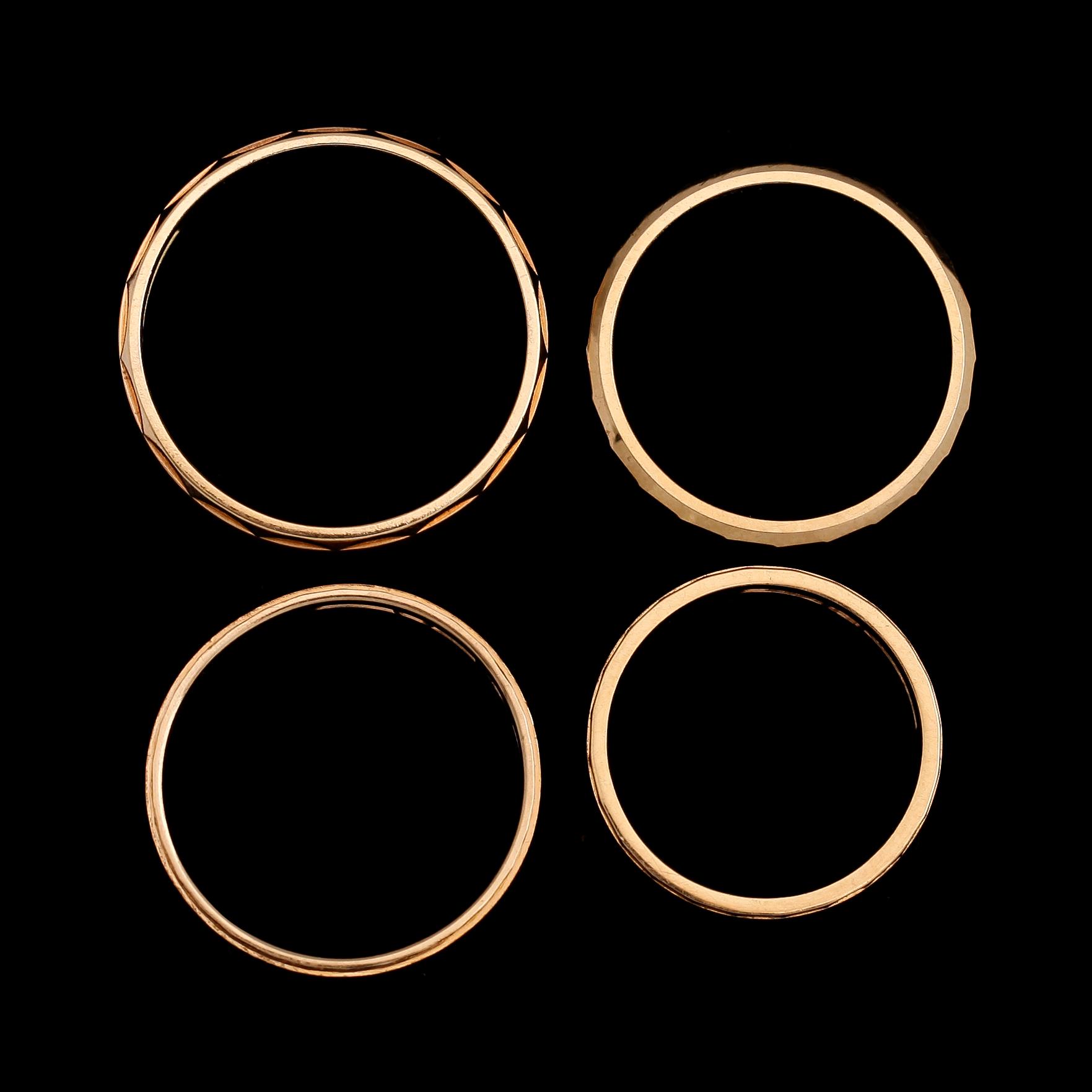 RINGAR, 4 st, 18 k guld, 1900-talets andra hälft. Vikt ca 15 gram.