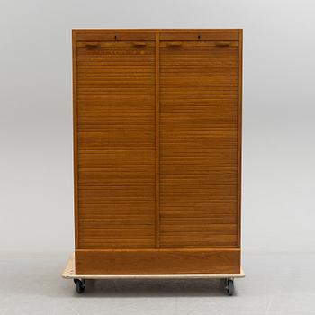 ARKIVSKÅP med jalusidörrar, 1900-talets mitt.