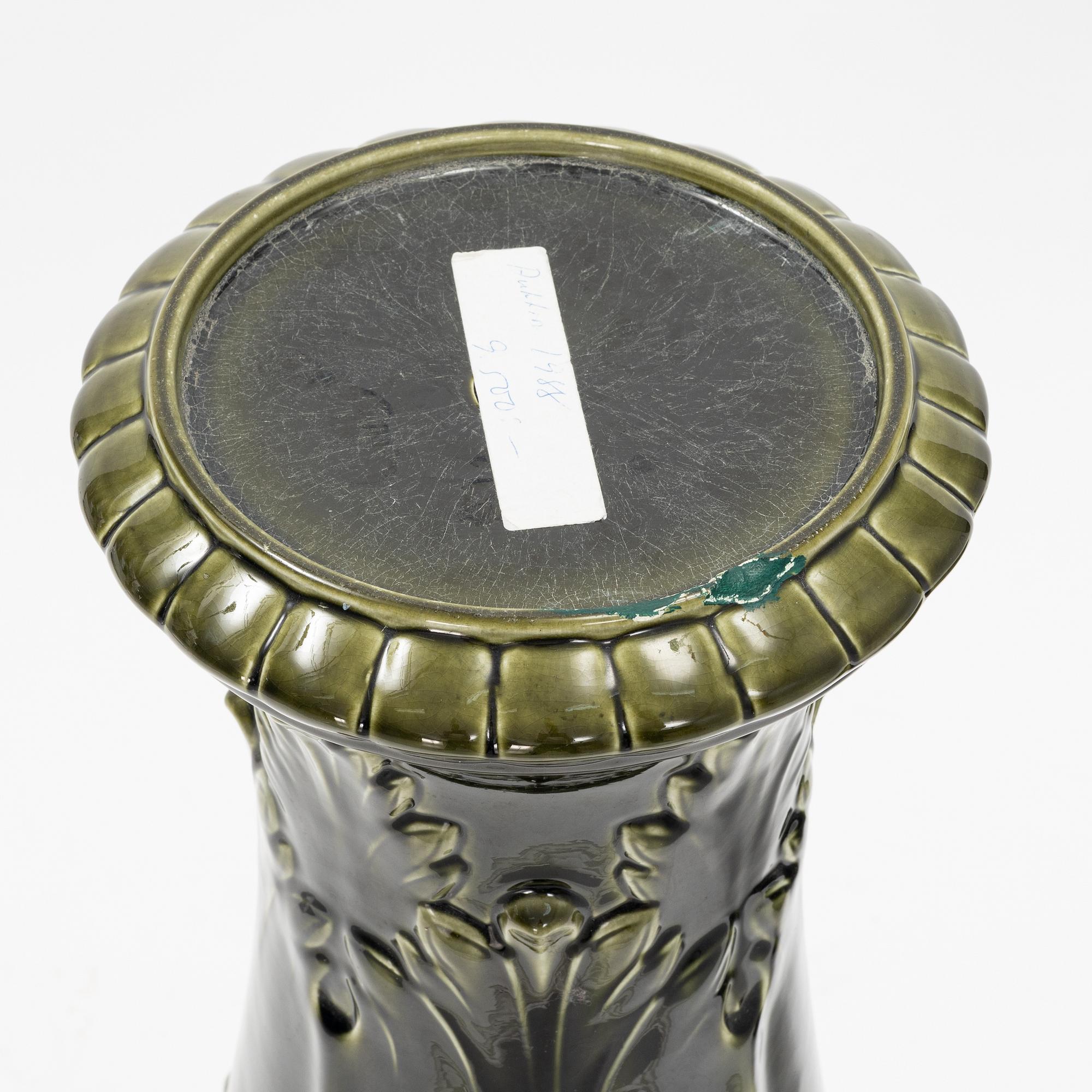 A  ceramic pedestal with flowerpot from around the year 1900.