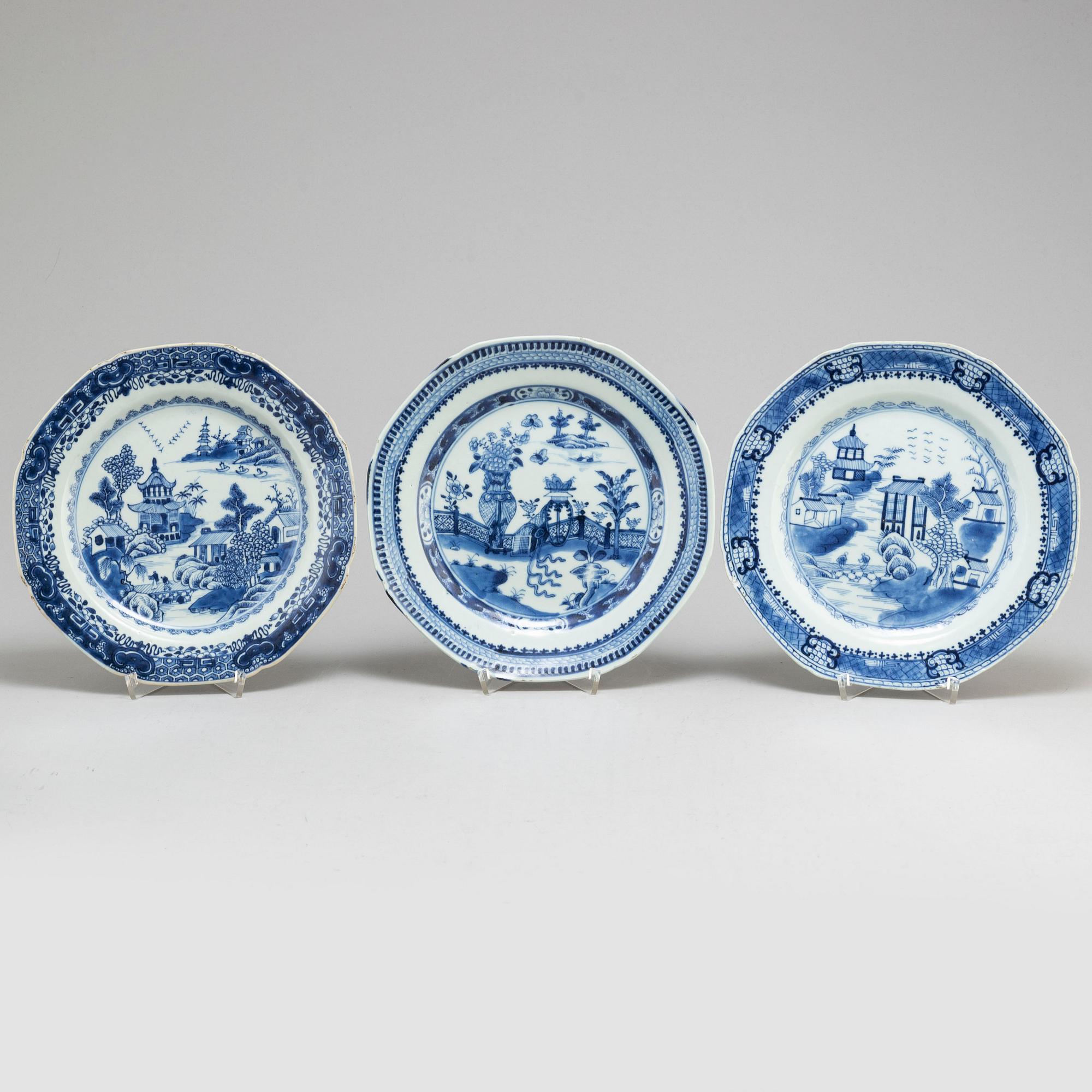 TALLRIKAR, 11 stycken, kompaniporslin. Qingdynastin, Qianlong (1736-95).