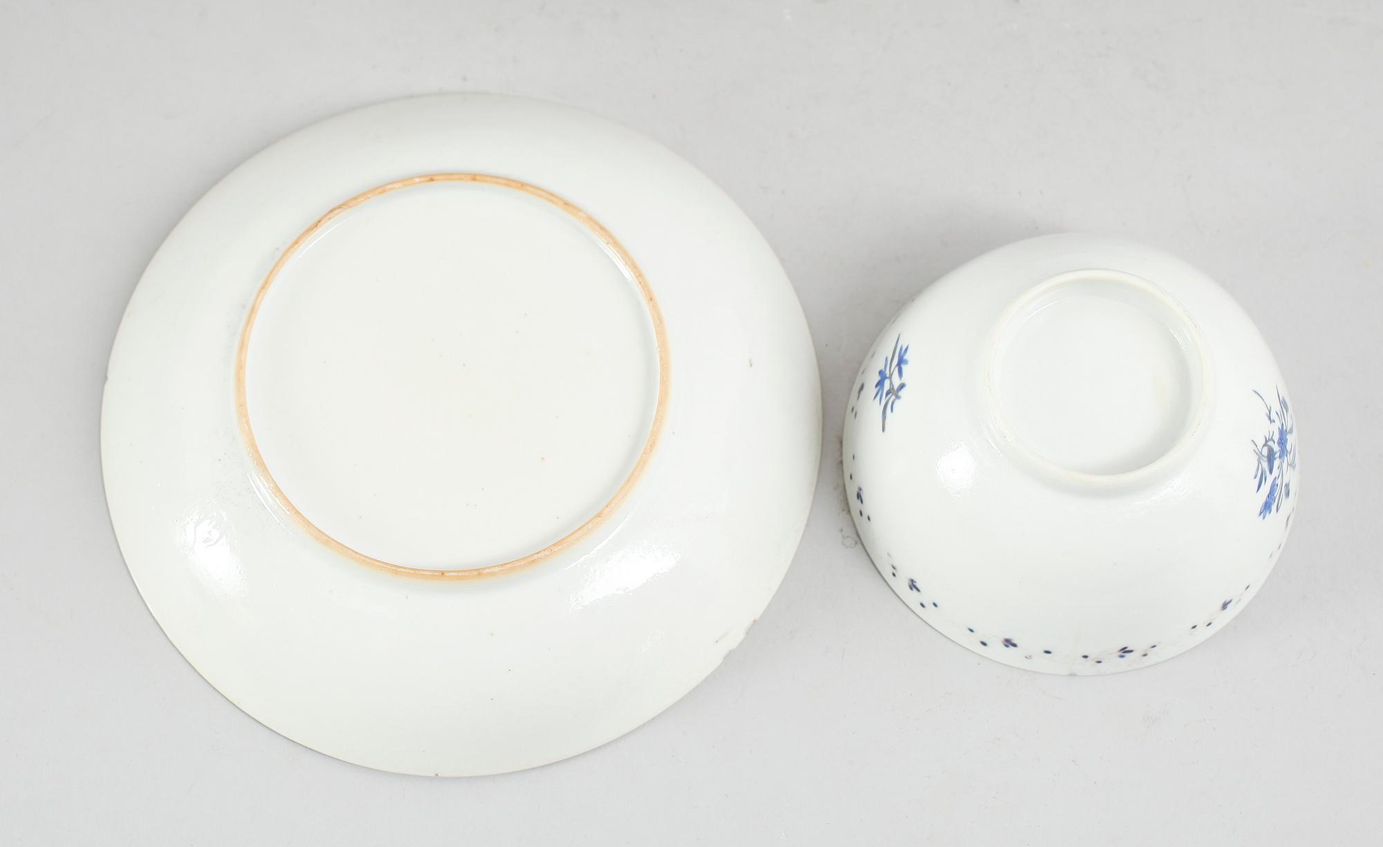 KOPPAR MED FAT, porslin, Kina, Qianlong 1736-1795.