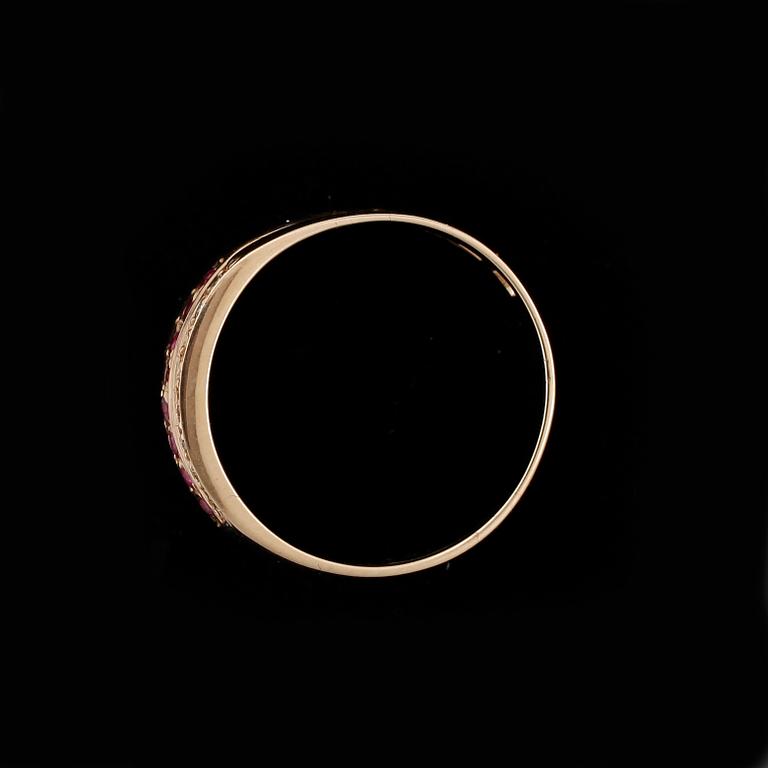 RING, 18k guld med rubiner och diamanter tot ca0,23ct. Vikt 4,5g.