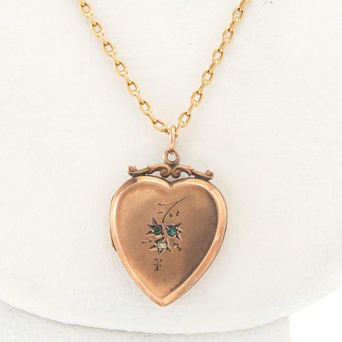 Halsband 18K guld med en berlock 9K guld i form av ett hjärta.