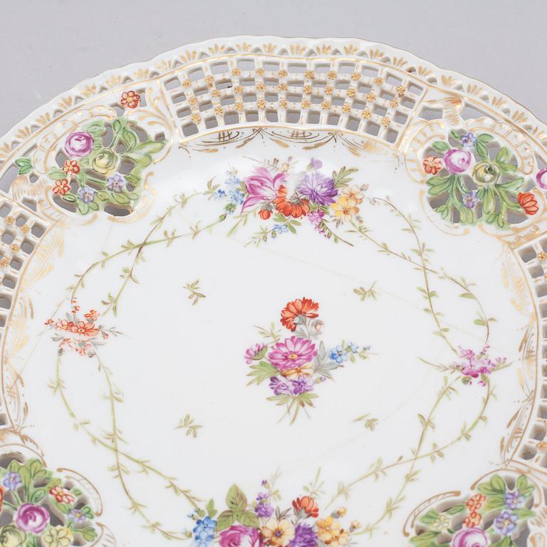 16 similar pieces of porcelain table ware, by Sächsische Porzellan-Manufaktur Dresden, 20th cenutry.