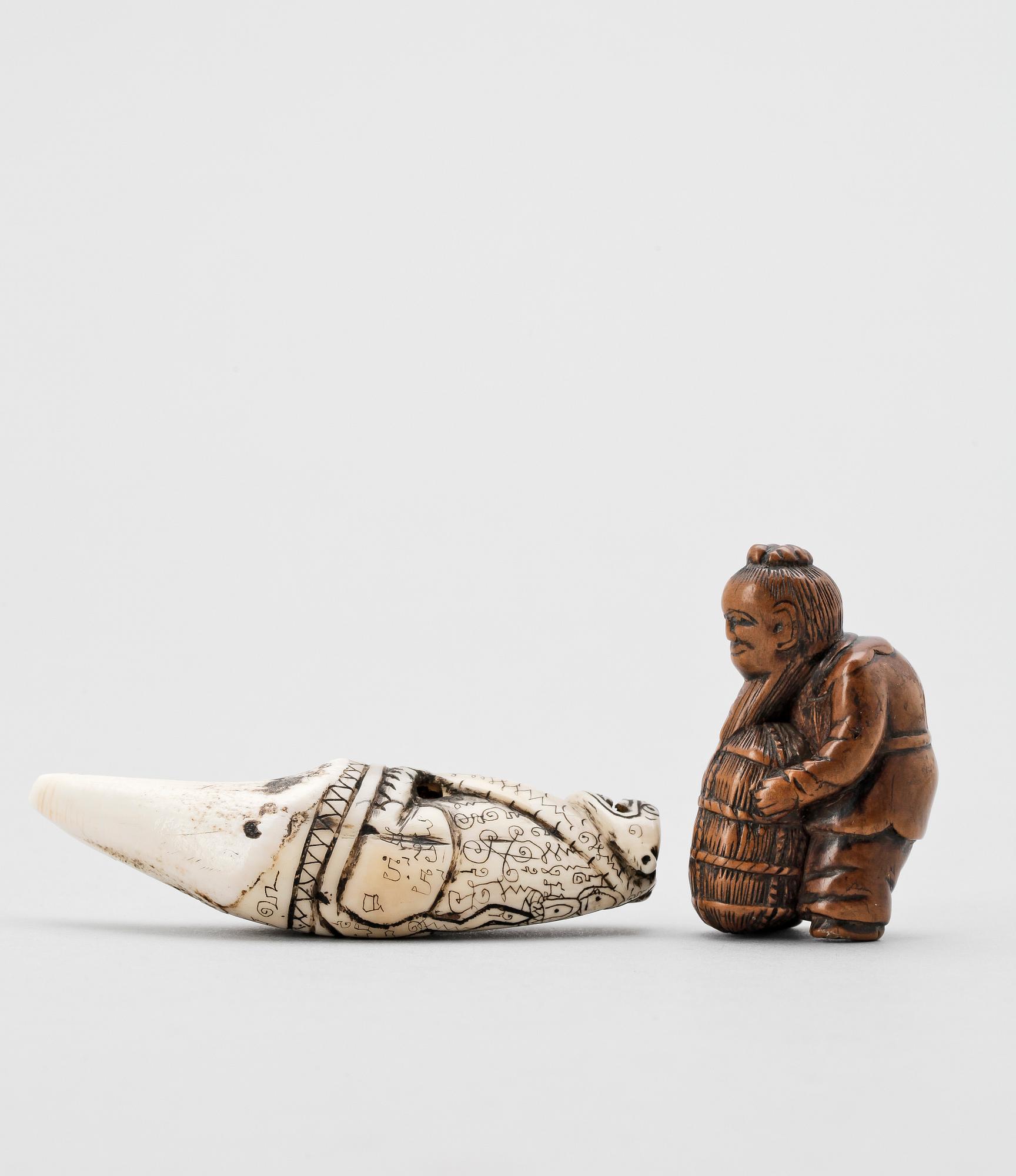 NETSUKE, 2 st, ben resp trä, Japan, sannolikt Meiji (1867-1911).