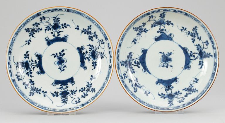 SKÅLFAT, ett par, porslin. Qing dynastin. Qianlong (1736-95).