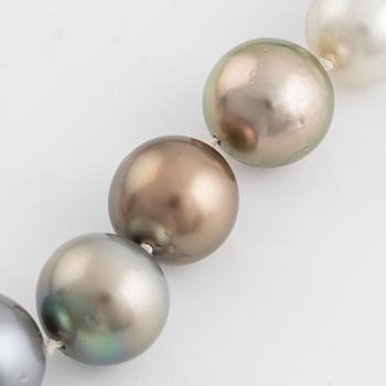 Cultured Tahiti- and South sea pearl necklace, clasp 18K gold.