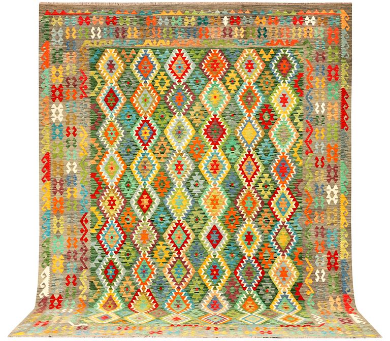 A Kilim carpet, c. 403 x 305 cm.