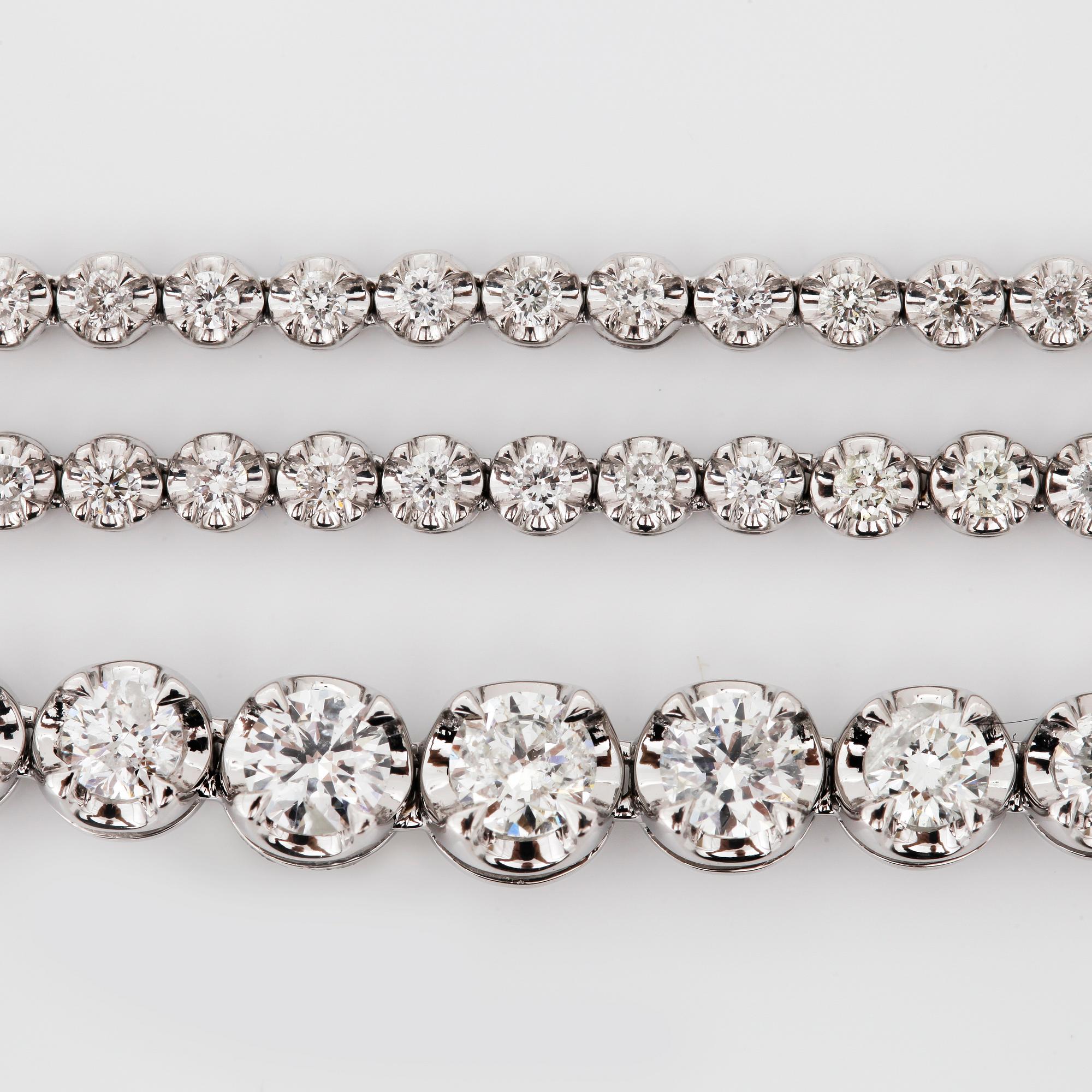 HALSBAND, ett treraders riviére med briljanter, totalt ca 17ct.