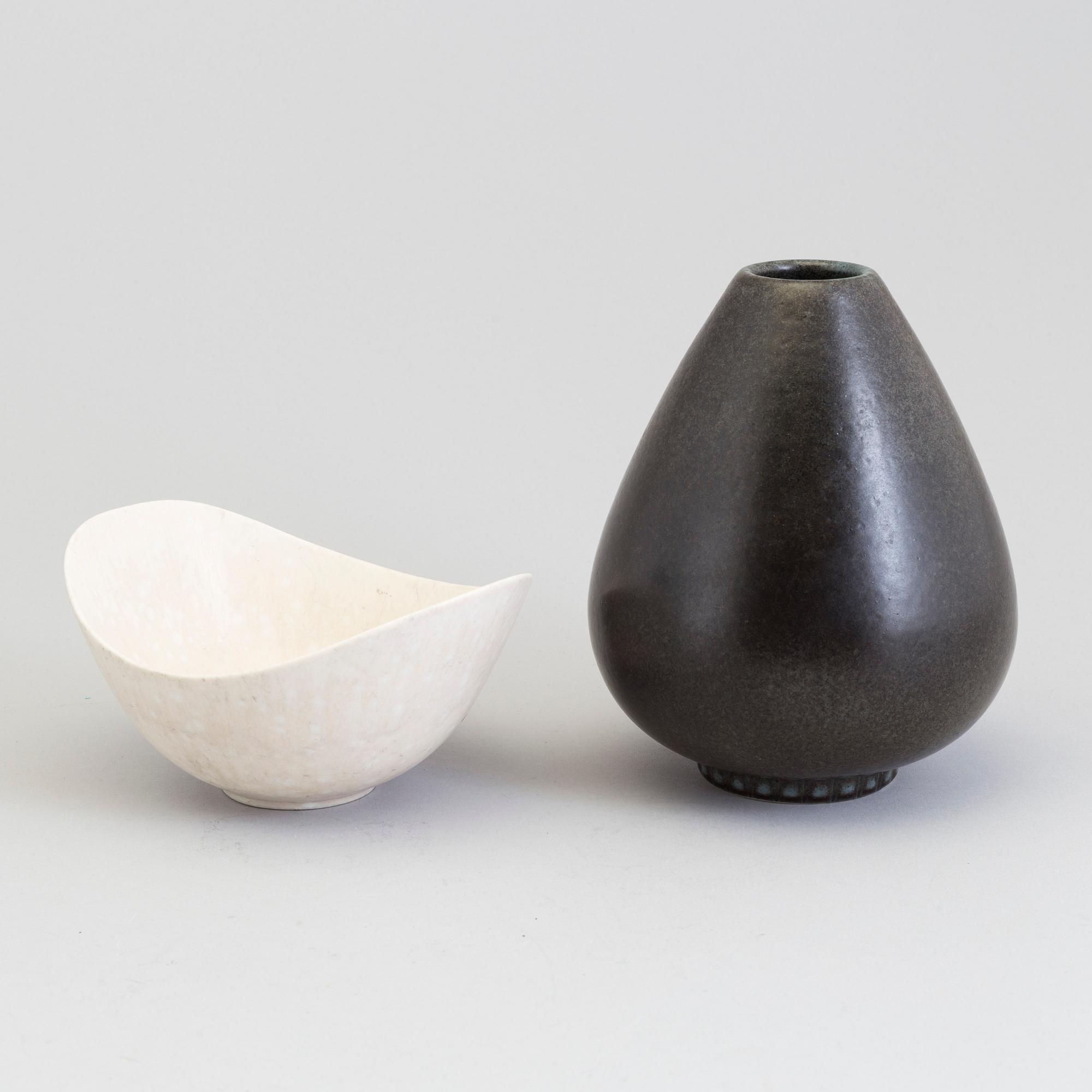 A second half of the 20th century stoneware bowl and vase by Gunnar Nylund for Rörstrand.