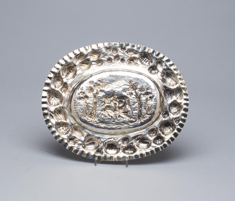 PRESENTERFAT, silver, barockstil 1800-tal. Ca 340gr.