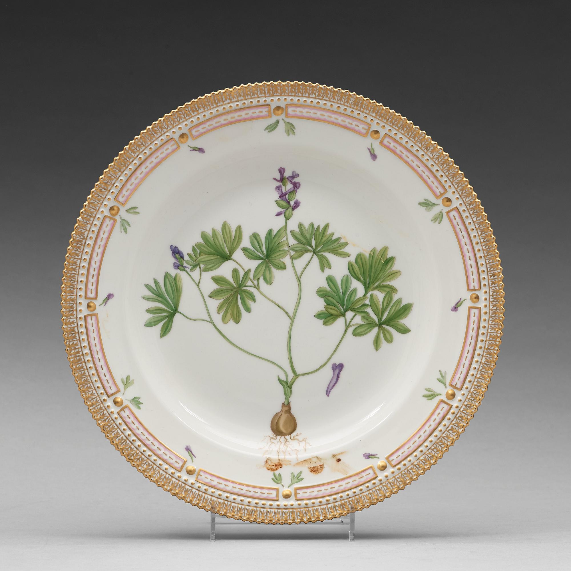 A set of seven Royal Copenhagen 'Flora Danica' dinner plates, 20th Century.