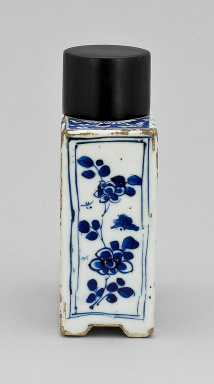 TEFLASKA, porslin, Kina. 1700-tal.